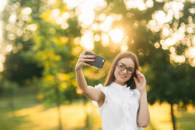 Business woman in the park using phone royalty free stock photography Business woman in the park using phone royalty free stock photography