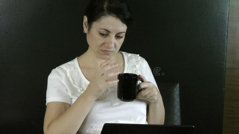 Business woman working on her laptop and drinking coffee