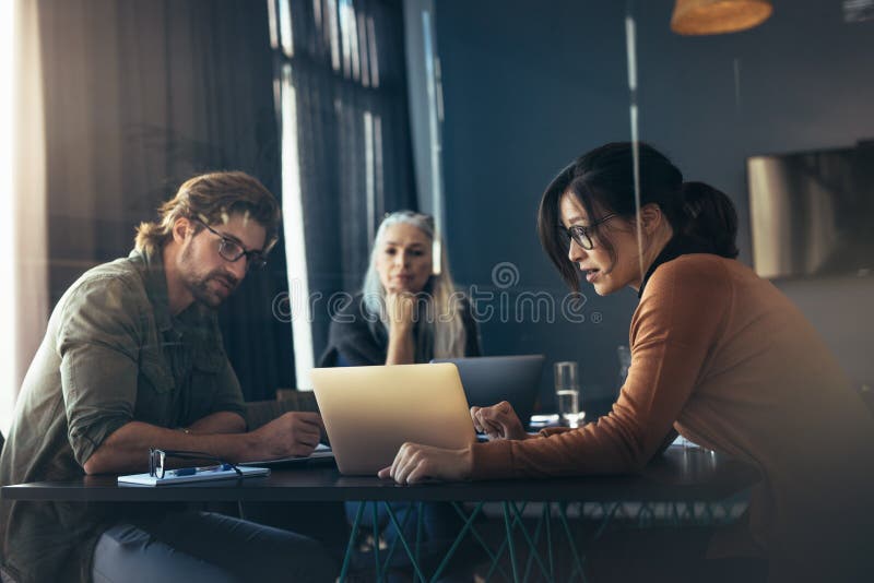 Woman sharing her ideas with laptop to colleagues royalty free stock photography Woman sharing her ideas with laptop to colleagues royalty free stock photography