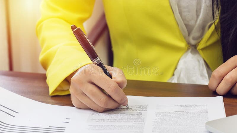 Business women in yellow suite use pen sign the signature of consent in the contract agreement document 商业伙伴关系 免版税图库摄影 Business women in yellow suite use pen sign the signature of consent in the contract agreement document 商业伙伴关系 免版税图库摄影