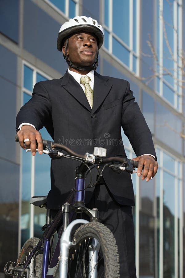 Uomo d'affari con la bicicletta.