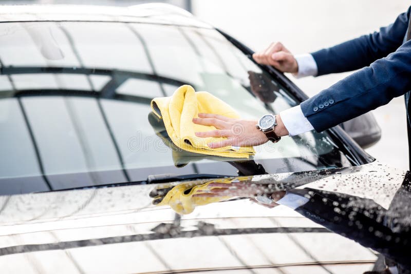 https://thumbs.dreamstime.com/b/businessman-dressed-suit-wiping-windshield-his-car-yellow-microfiber-self-service-wash-close-up-view-no-face-132089172.jpg