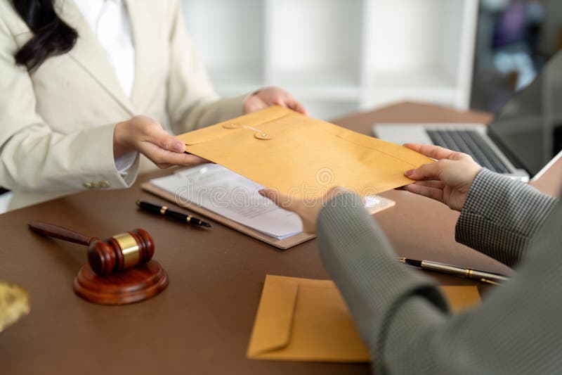 Omul de afaceri livrează un pachet de bani avocatului în mită pentru documentele ilegale ale contractului de afaceri care investes royalty free stock image