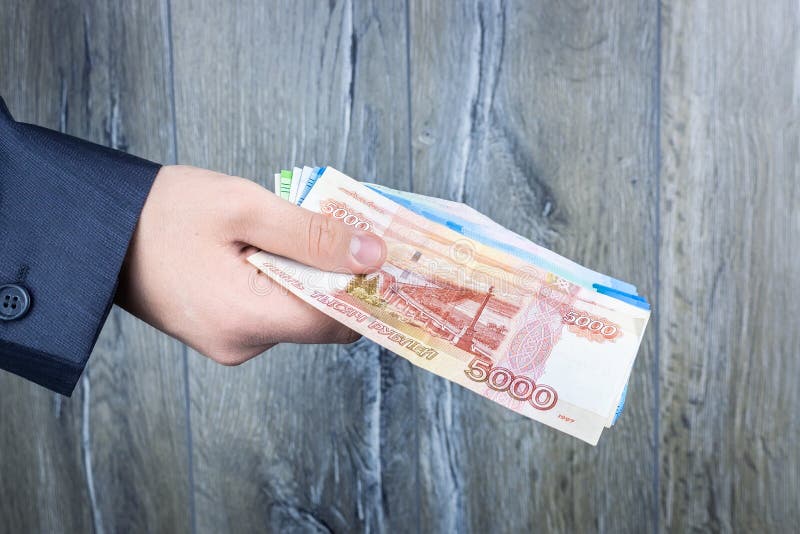 Деньги в руках. Рубли в руках. Рука держит деньги. Фотография денег в руках. Деньги в руках. Рубли в руках. Рука держит деньги. Фотография денег в руках.