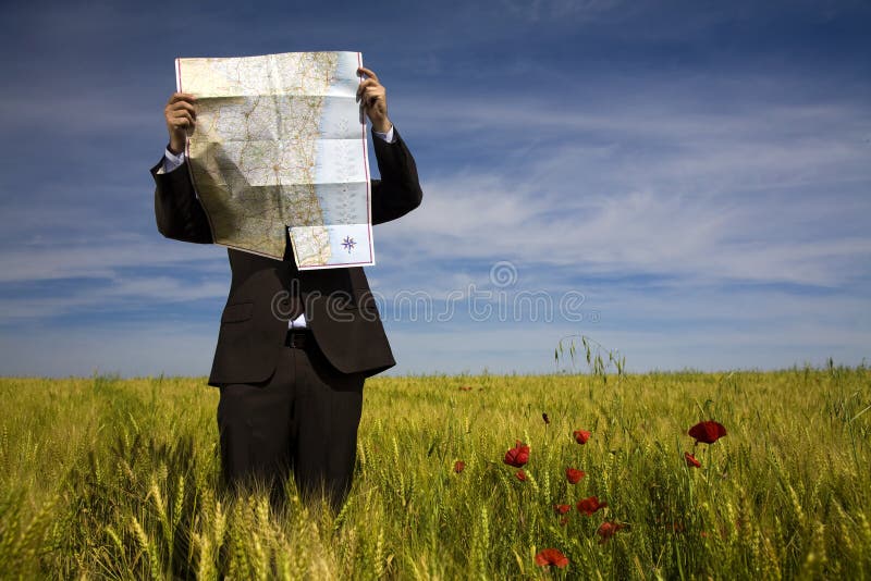 Podnikateľ stratí v teréne pomocou mapy.