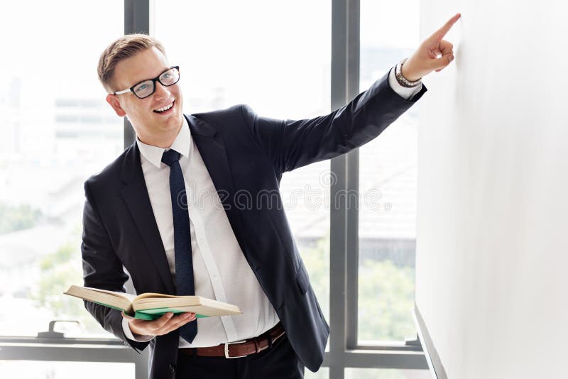Lider de prezentare om de afaceri, care explică conceptul stock photos