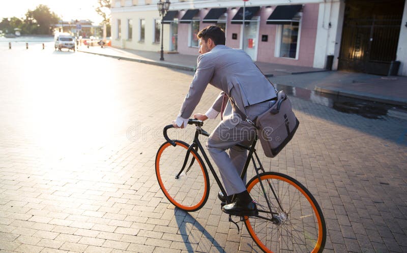Businessman riding bicycle to work royalty free stock photography Businessman riding bicycle to work royalty free stock photography