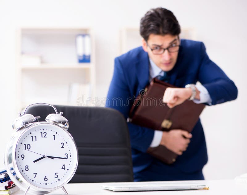Meeting deadlines. Бизнесмен в спешке. Уложиться в срок. Менеджер и часы. Прилежный работник.