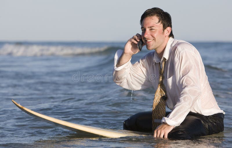 Podnikateľ, ktorý na konferenčný hovor, zatiaľ čo sa surfovanie.