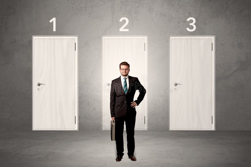 бизнесмен выбирает из нескольких дверей