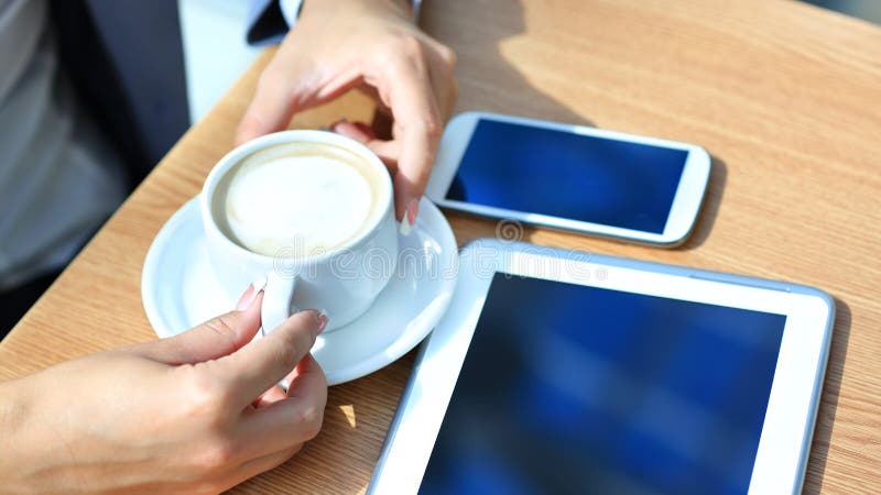 Uomo d'affari di utilizzo di un tablet computer con un moderno telefono cellulare.