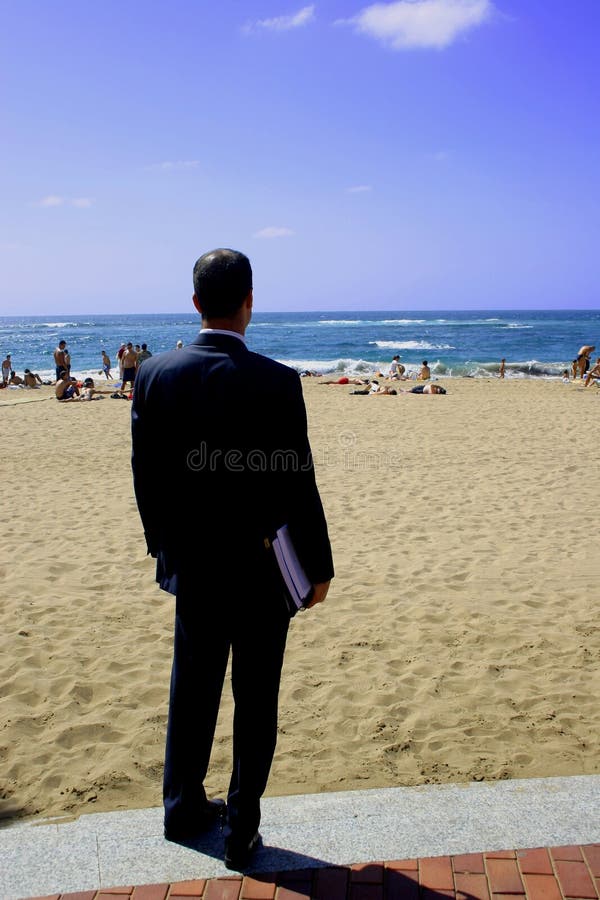 Hombre en un traje mira a Playa.