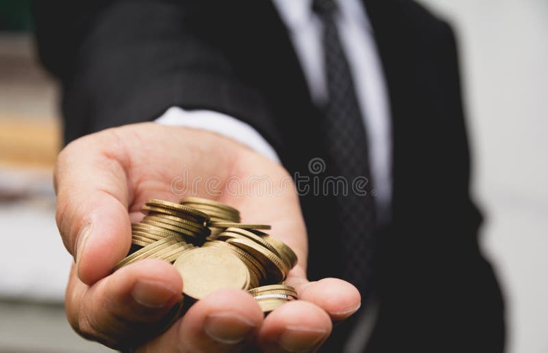 Businessman& x27; руки s имеют вполне золотых монеток стоковая фотография rf Businessman& x27; руки s имеют вполне золотых монеток стоковая фотография rf
