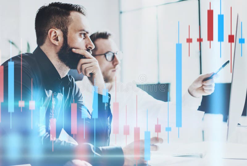 Businessmans looking on technical price graph and indicator, red and green candlestick chart and stock trading computer royalty free stock photos Businessmans looking on technical price graph and indicator, red and green candlestick chart and stock trading computer royalty free stock photos