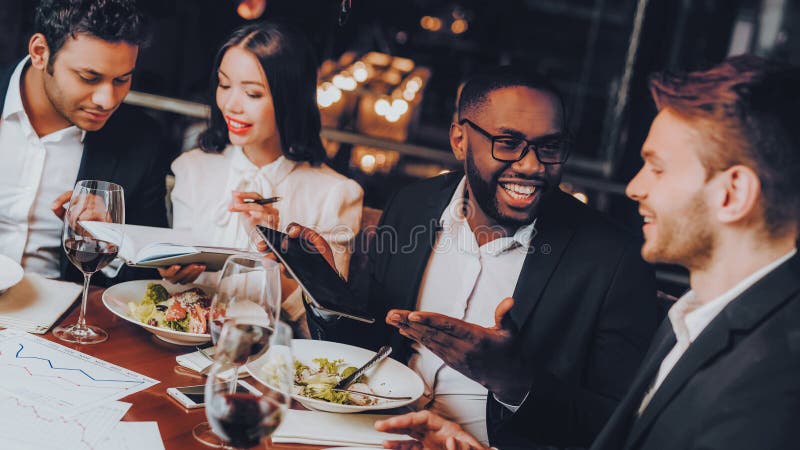 Businessmans que tem a reunião no restaurante interno fotografia de stock royalty free Businessmans que tem a reunião no restaurante interno fotografia de stock royalty free