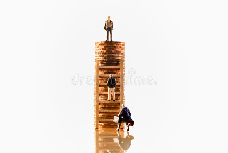 Businessmans sulla cima della pila delle monete Piano dei soldi di pensionamento e crescita di risparmio immagine stock Businessmans sulla cima della pila delle monete Piano dei soldi di pensionamento e crescita di risparmio immagine stock