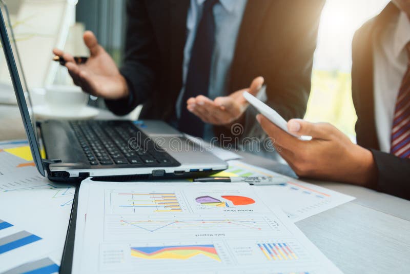 Businesspeople blir partner med att diskutera dokument och idéer på att diskutera tillsammans royaltyfri bild Businesspeople blir partner med att diskutera dokument och idéer på att diskutera tillsammans royaltyfri bild