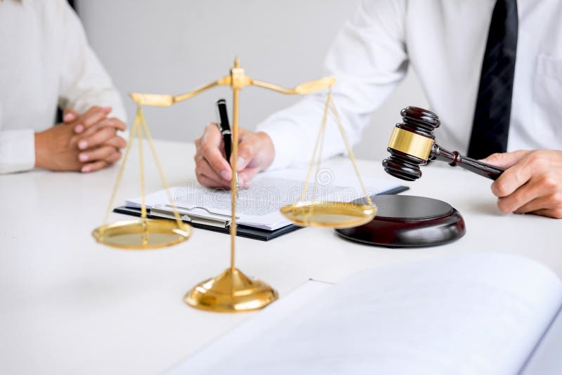 Businesspeople eller advokat som har lagmötet som diskuterar agreemen arkivbild Businesspeople eller advokat som har lagmötet som diskuterar agreemen arkivbild