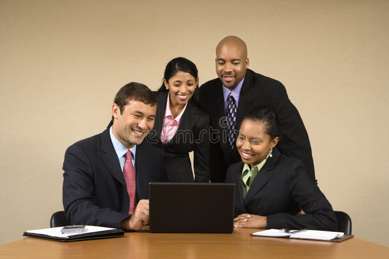businesspeople lap-top στοκ φωτογραφίες με δικαίωμα ελεύθερης χρήσης businesspeople lap-top στοκ φωτογραφίες με δικαίωμα ελεύθερης χρήσης
