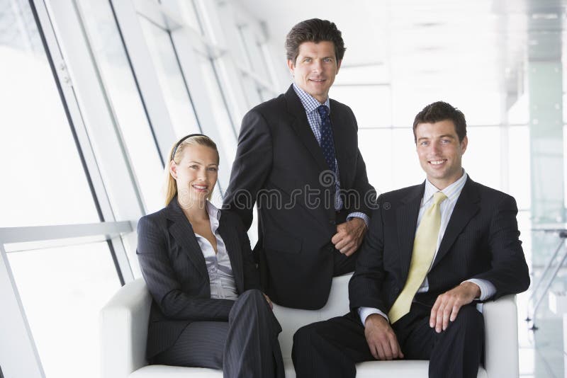 businesspeople lobby office sitting three στοκ φωτογραφίες με δικαίωμα ελεύθερης χρήσης businesspeople lobby office sitting three στοκ φωτογραφίες με δικαίωμα ελεύθερης χρήσης