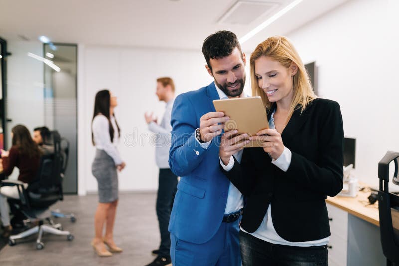 Businesspeople som diskuterar, medan genom att anv?nda den digitala minnestavlan i regeringsst?llning royaltyfria bilder Businesspeople som diskuterar, medan genom att anv?nda den digitala minnestavlan i regeringsst?llning royaltyfria bilder