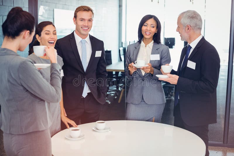 Businesspeople som har en diskussion under breaktime arkivfoto Businesspeople som har en diskussion under breaktime arkivfoto