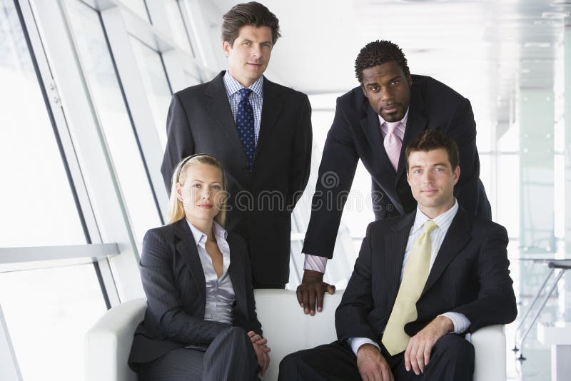 Businesspeople vier in bureauhal royalty-vrije stock afbeeldingen Businesspeople vier in bureauhal royalty-vrije stock afbeeldingen