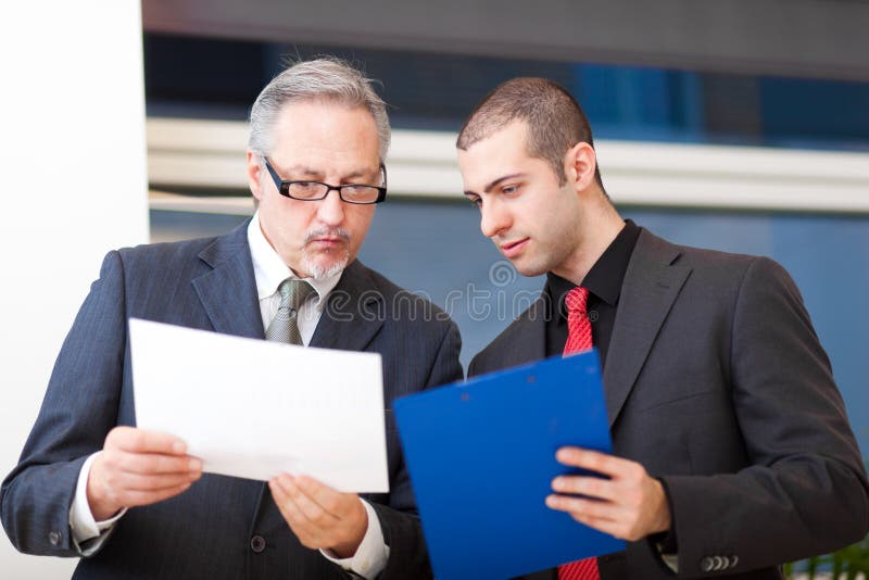 Businesspeople δύο που συζητά στο γραφείο στοκ εικόνες με δικαίωμα ελεύθερης χρήσης Businesspeople δύο που συζητά στο γραφείο στοκ εικόνες με δικαίωμα ελεύθερης χρήσης