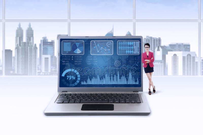 Businessperson leunt op laptop met grafiek royalty-vrije stock foto Businessperson leunt op laptop met grafiek royalty-vrije stock foto
