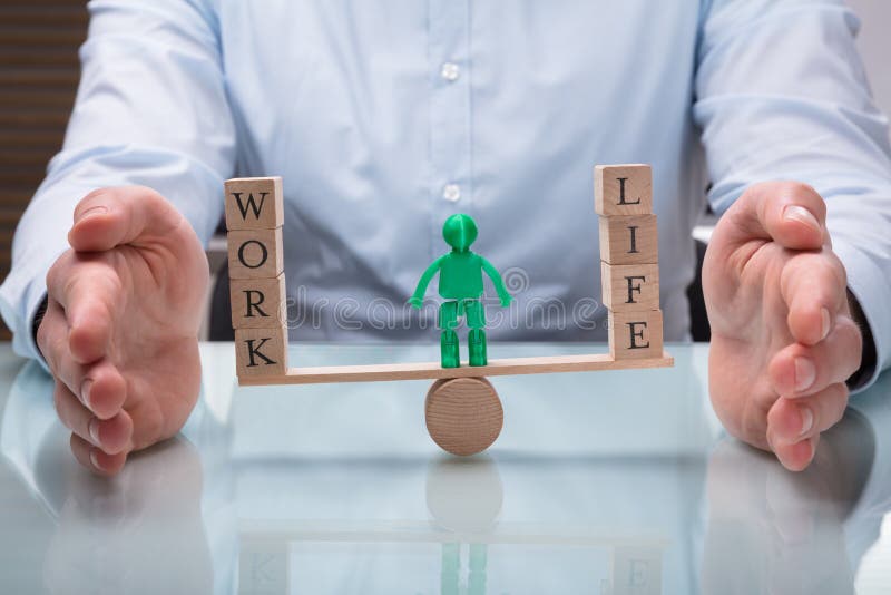 Businessperson που προστατεύει την ισορροπία μεταξύ της ζωής και της εργασίας στοκ εικόνες με δικαίωμα ελεύθερης χρήσης Businessperson που προστατεύει την ισορροπία μεταξύ της ζωής και της εργασίας στοκ εικόνες με δικαίωμα ελεύθερης χρήσης