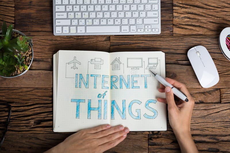 BusinesspersonDrawing IoT begrepp royaltyfria foton BusinesspersonDrawing IoT begrepp royaltyfria foton