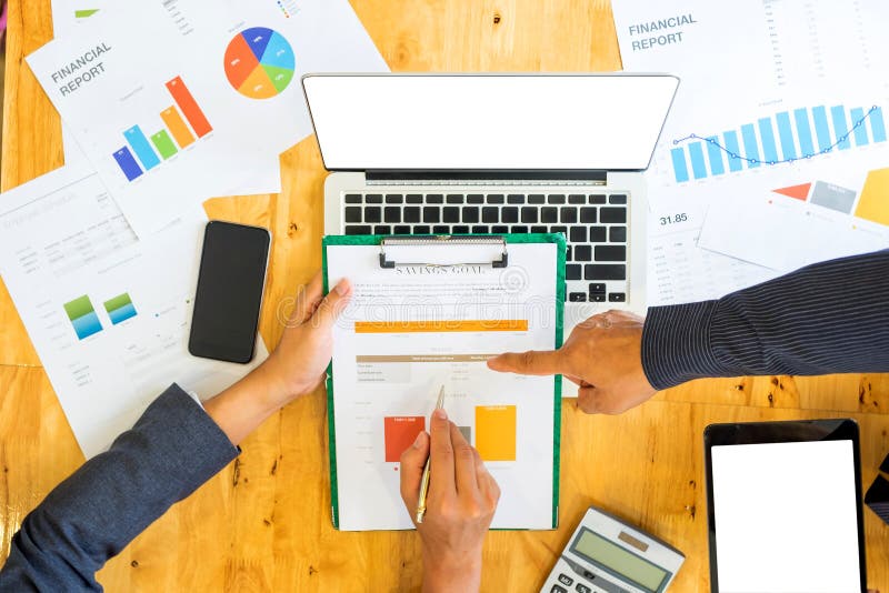 Businessteam con la pluma y el gráfico a disposición están analizando el trabajo L imagen de archivo Businessteam con la pluma y el gráfico a disposición están analizando el trabajo L imagen de archivo
