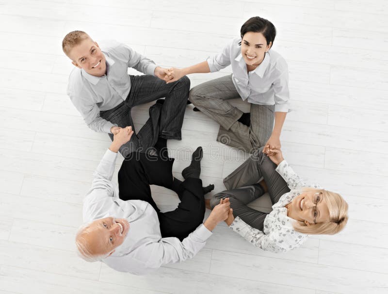 Businessteam de sorriso que faz o abrandamento fotografia de stock Businessteam de sorriso que faz o abrandamento fotografia de stock