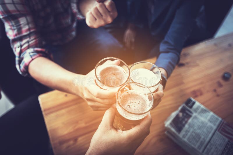 Businessteam die en in nachtclub ontspannen spreken royalty-vrije stock fotografie Businessteam die en in nachtclub ontspannen spreken royalty-vrije stock fotografie