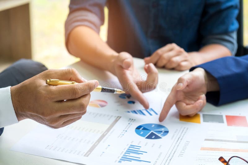 Businessteam está encontrando o planeamento, trabalhadores de escritório está analisando g imagens de stock Businessteam está encontrando o planeamento, trabalhadores de escritório está analisando g imagens de stock