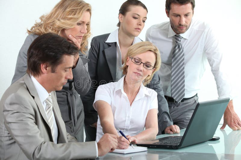 Businessteam intorno ad un computer portatile fotografia stock