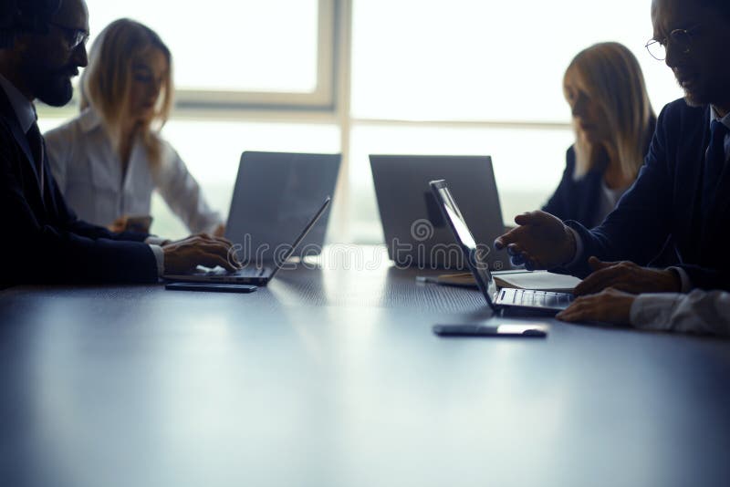 Businessteam που λειτουργεί μαζί στο πρόγραμμα στοκ εικόνες με δικαίωμα ελεύθερης χρήσης Businessteam που λειτουργεί μαζί στο πρόγραμμα στοκ εικόνες με δικαίωμα ελεύθερης χρήσης