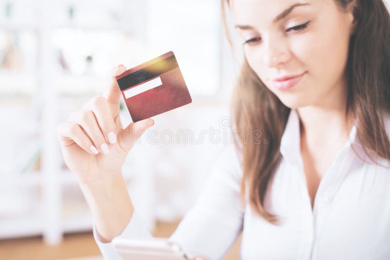 businesswoman card credit holding young στοκ φωτογραφία με δικαίωμα ελεύθερης χρήσης businesswoman card credit holding young στοκ φωτογραφία με δικαίωμα ελεύθερης χρήσης