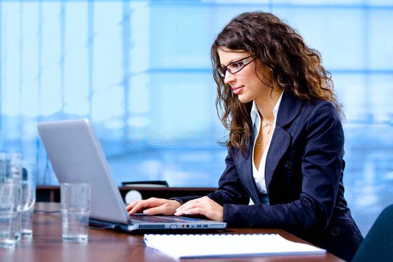 businesswoman computer working στοκ εικόνες businesswoman computer working στοκ εικόνες
