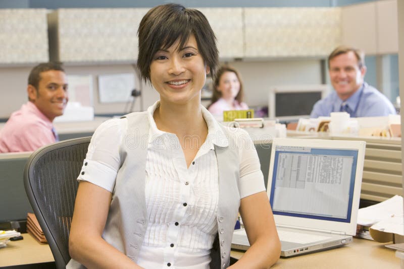 businesswoman kabiny uśmiecha się zdjęcie royalty free businesswoman kabiny uśmiecha się zdjęcie royalty free