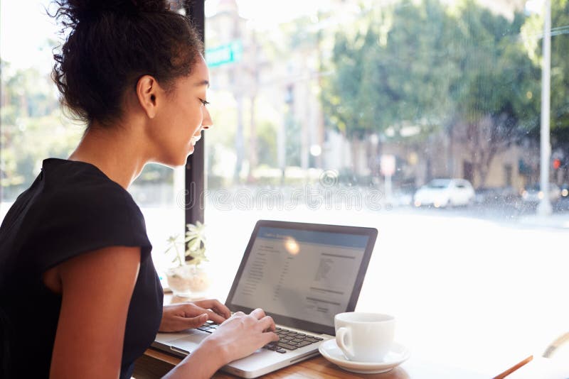 Mujer de negocios computadora portátil en café la tienda.