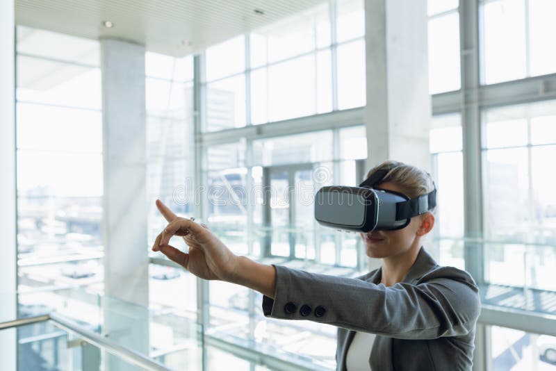 Businesswoman using virtual reality in the corridor royalty free stock images Businesswoman using virtual reality in the corridor royalty free stock images