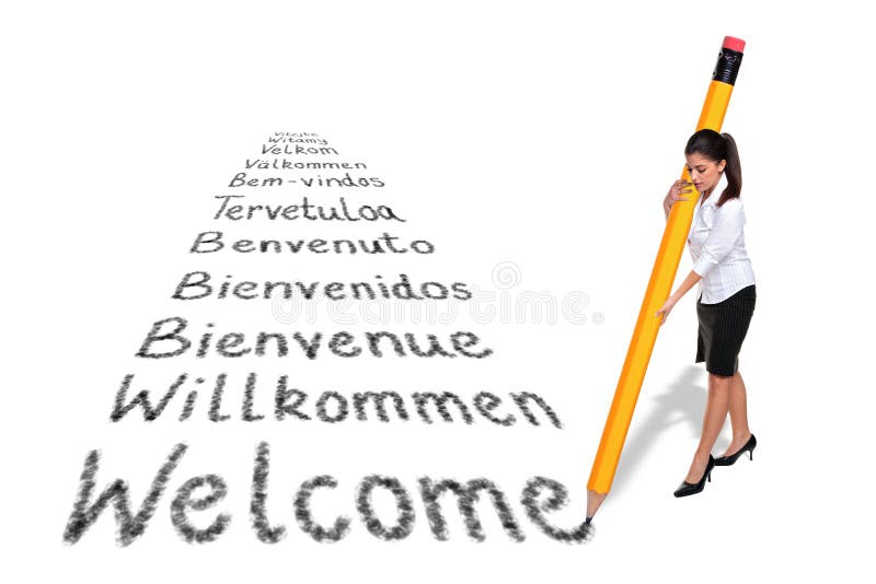 Donna d'affari di scrittura la parola di Benvenuto in varie lingue Europee con una gigantesca matita, isolato su uno sfondo bianco.