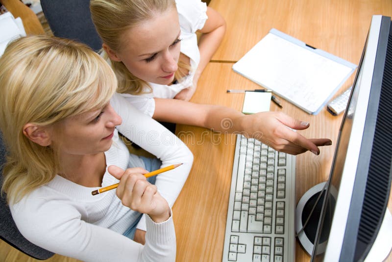Businesswomans de trabalho do retrato dois fotografia de stock royalty free Businesswomans de trabalho do retrato dois fotografia de stock royalty free