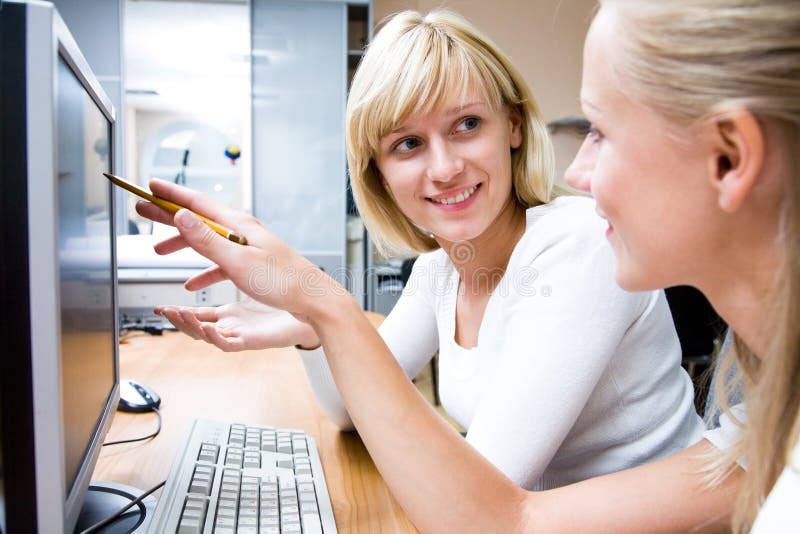 businesswomans πορτρέτο δύο που λειτ&o στοκ εικόνα businesswomans πορτρέτο δύο που λειτ&o στοκ εικόνα