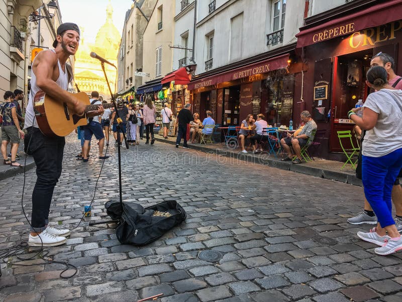 Busker с гитарой выполняет на улице на заходе солнца, Париже Montmartre, Франции стоковые фото Busker с гитарой выполняет на улице на заходе солнца, Париже Montmartre, Франции стоковые фото