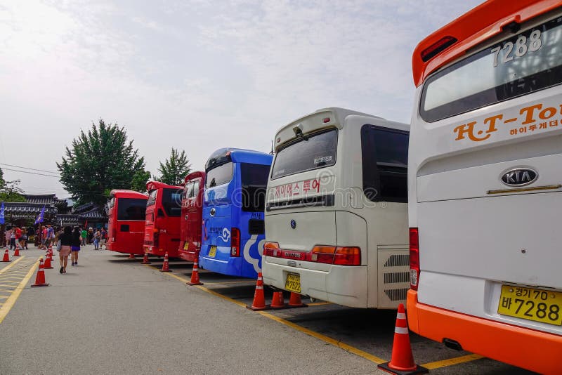 Bussar kommer med turister till Nami Island royaltyfria bilder Bussar kommer med turister till Nami Island royaltyfria bilder