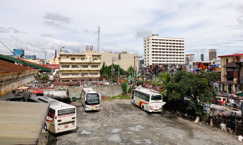 Bussar på stationen i Manila, Filippinerna royaltyfria bilder Bussar på stationen i Manila, Filippinerna royaltyfria bilder