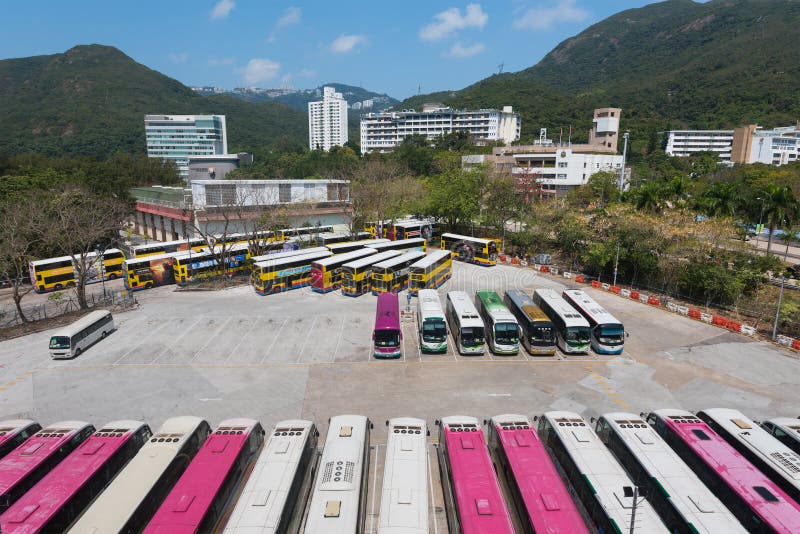 Bussen parkerar nära havet parkerar stationen i Hong Kong arkivbilder Bussen parkerar nära havet parkerar stationen i Hong Kong arkivbilder