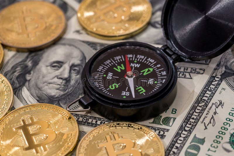 Bussola con bitcoin sopra il dollaro immagine stock